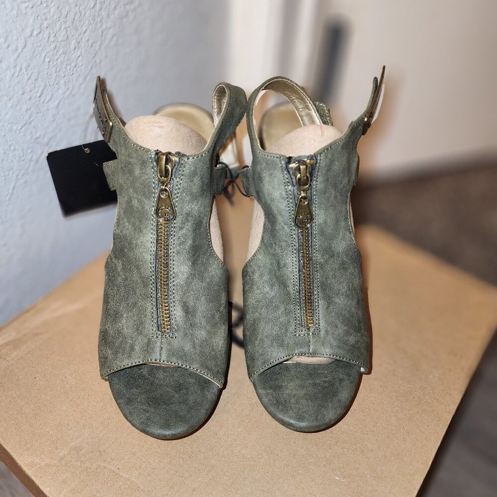 Guess wedges
